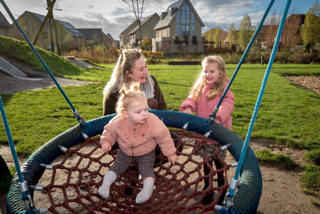 Anouk met kinderen in de speeltuin.