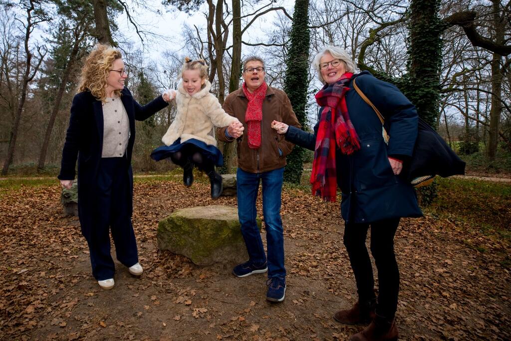 Foto van donor Eveline, haar dochter, voormalig donor Jaap en zijn vrouw Els in een bos