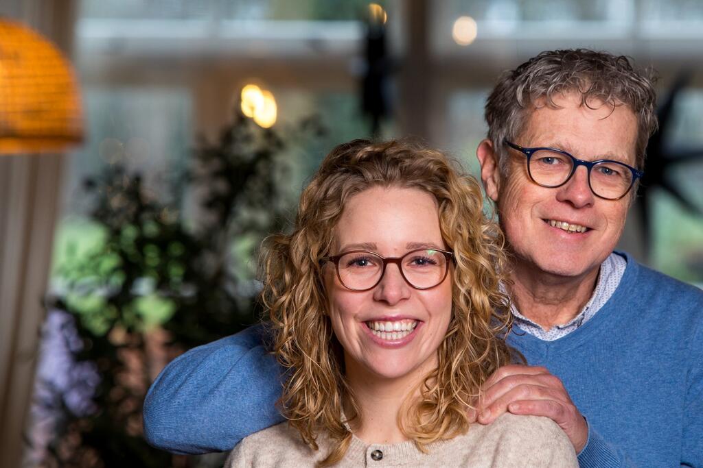 Portretfoto van Jaap en Eveline in een kamer