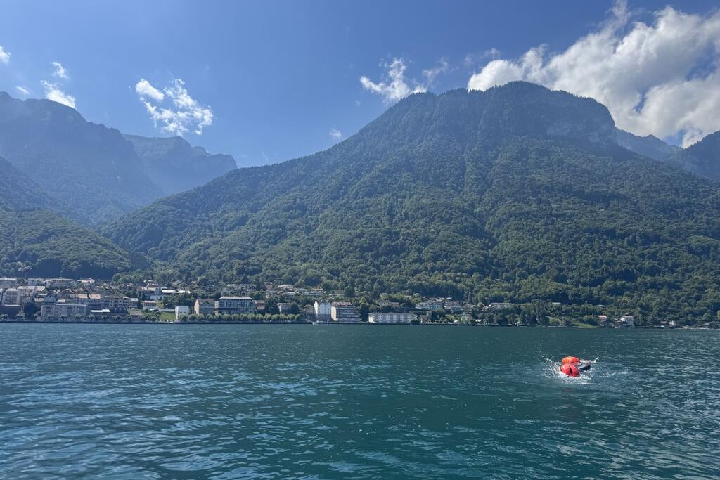 Foto van het meer van Lausanne met twee zwemmers