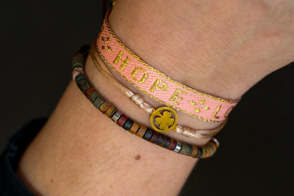 Foto van de kettinkjes om de pols van Sara 