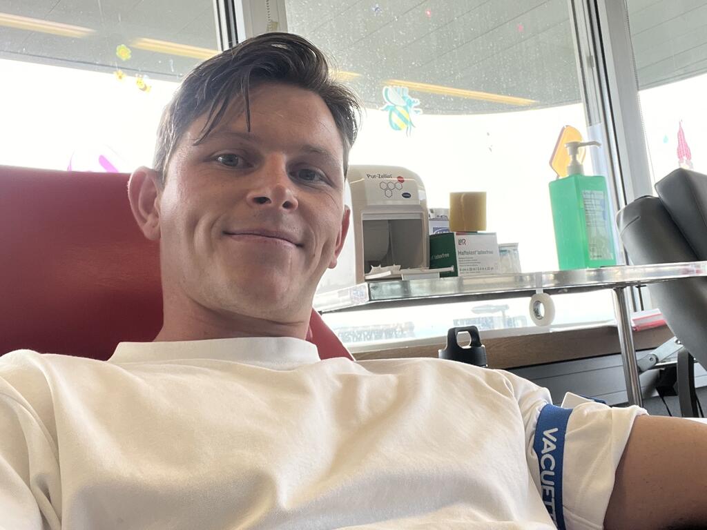 Foto van donor Bram in de donatiestoel