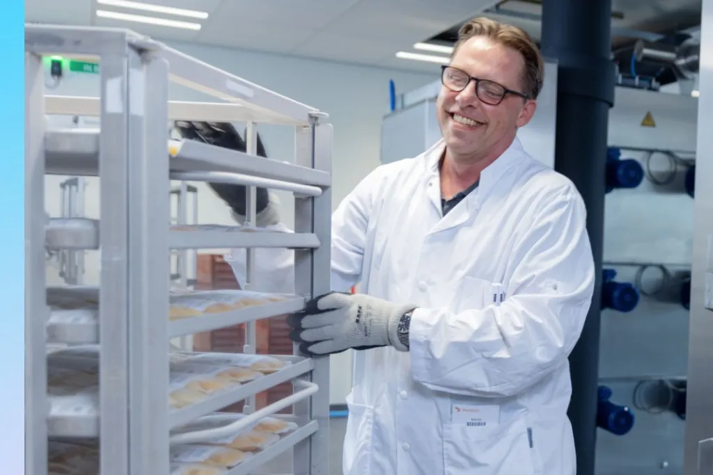 Foto van een medewerker van Bewerking met een kar met plasmazakken