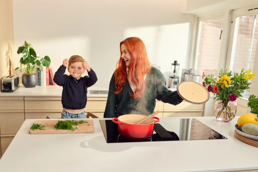 Foto van Annick en haar zoon in de keuken