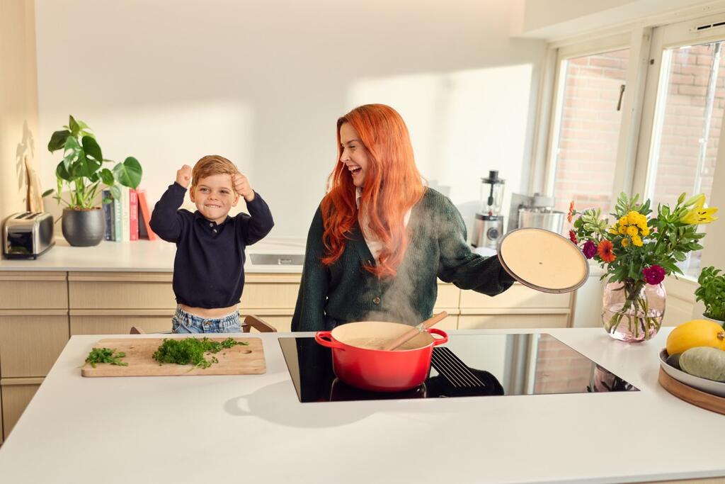 Foto van Annick en haar zoon in de keuken