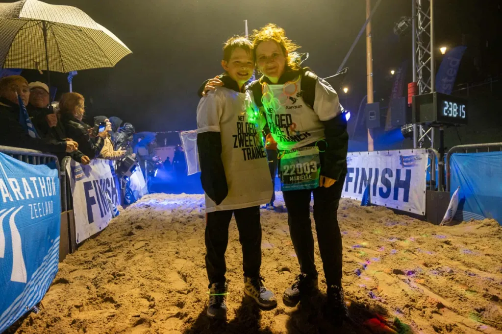 Foto van Mariëlle en haar zoon bij de finish van de kustmarathon