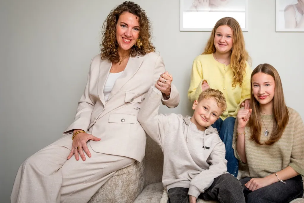 Foto van Fleur en haar kinderen op de bank