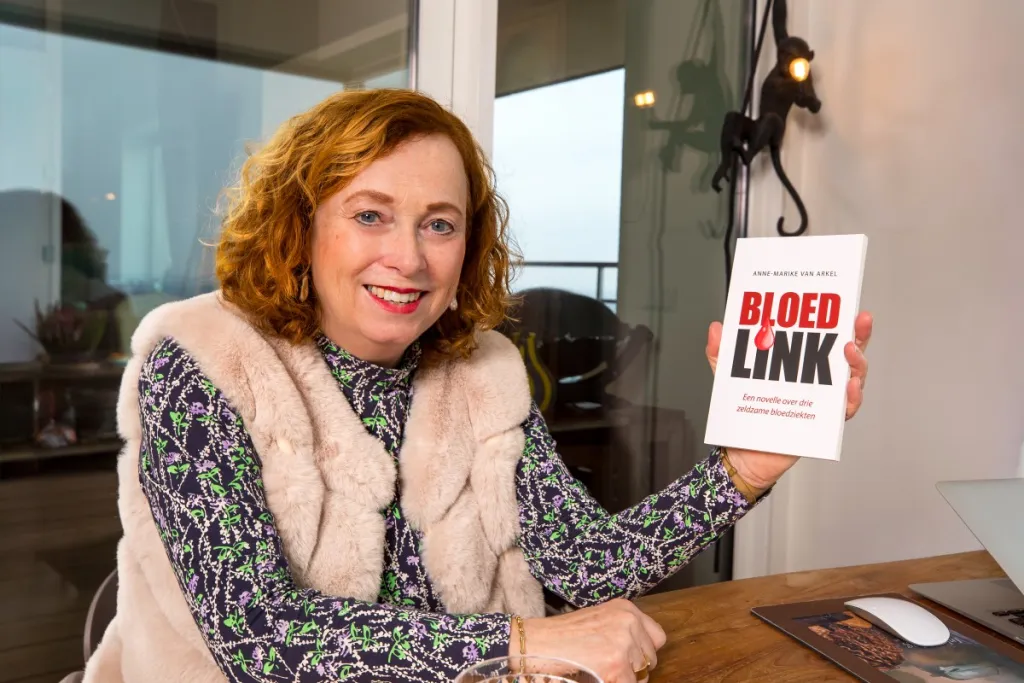Foto van Anne-Marike met het door haar geschreven boek Bloedlink. 