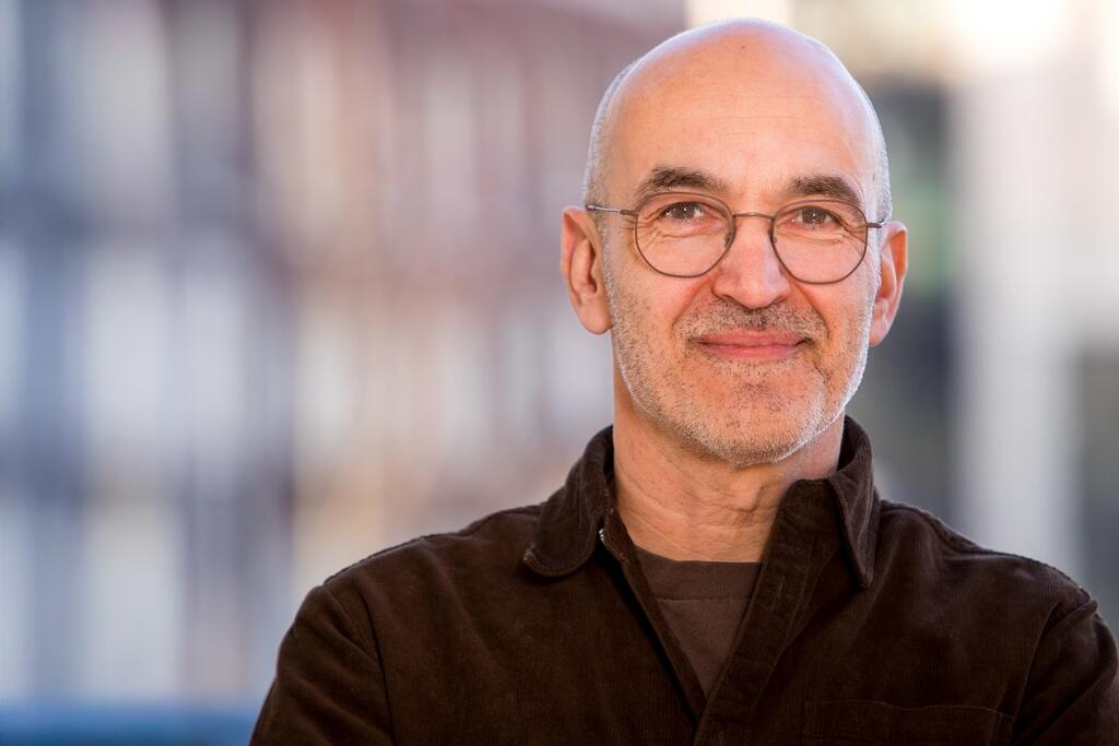 Portretfoto van Jeroen tegen achtergrond van gebouwen