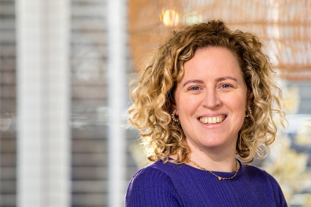 Portretfoto van susan voor een raam