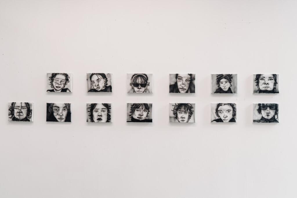 foto van een serie geschilderde zelfportretten 