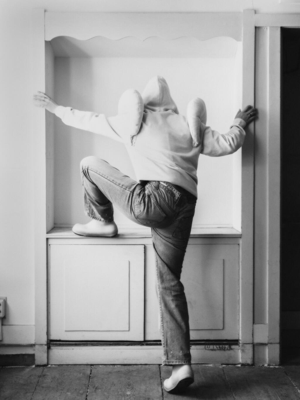 Foto kunstwerk van een persoon die op een kast klimt