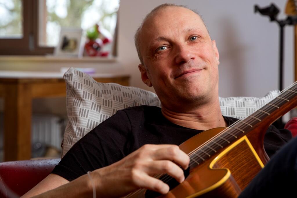 foto van rogier zittend met gitaar 