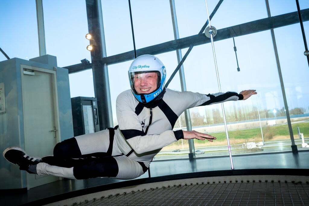 Foto van Rogier vliegend in de indoor skydiveruimte