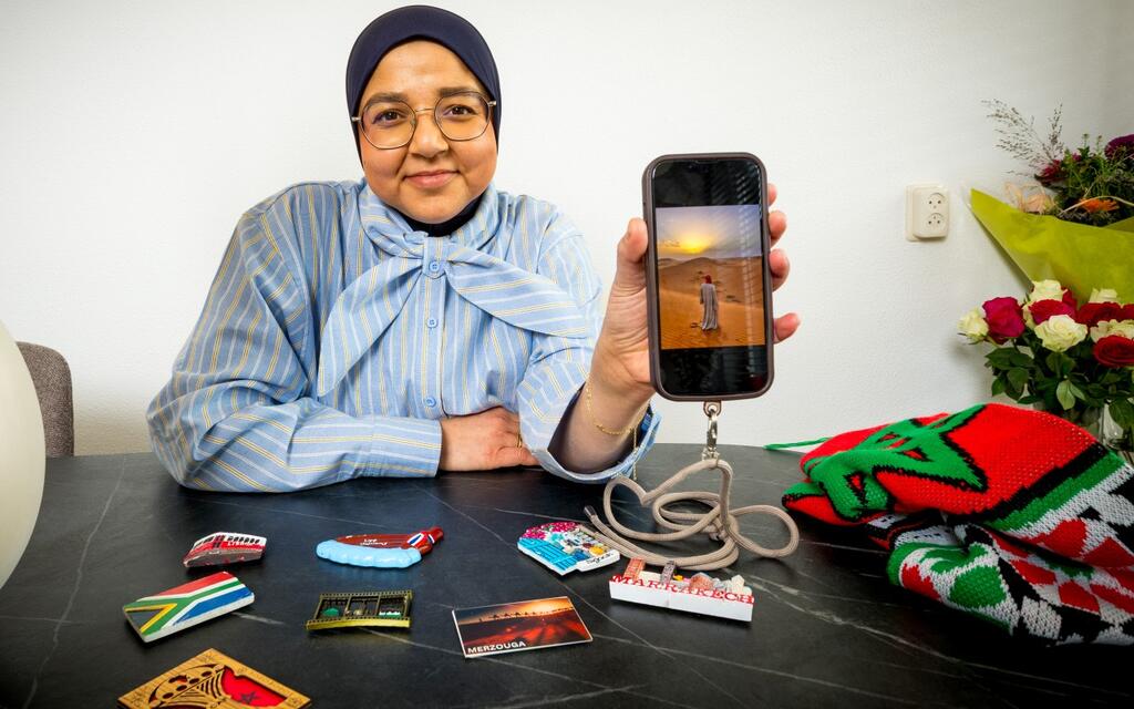 Foto van Chaymaa. Ze toont souvenirs van haar reizen.