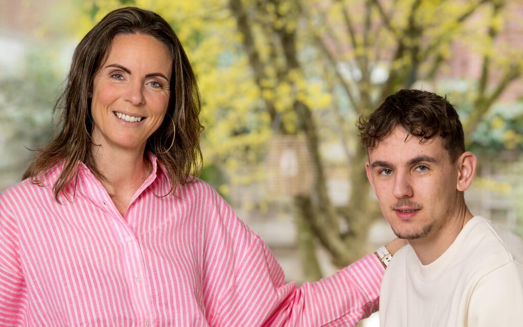 foto van moeder Ingrid en zoon Sander. Ingrid heeft haar hand op de schouder van Sander. Op de achtergrond staat een boom.