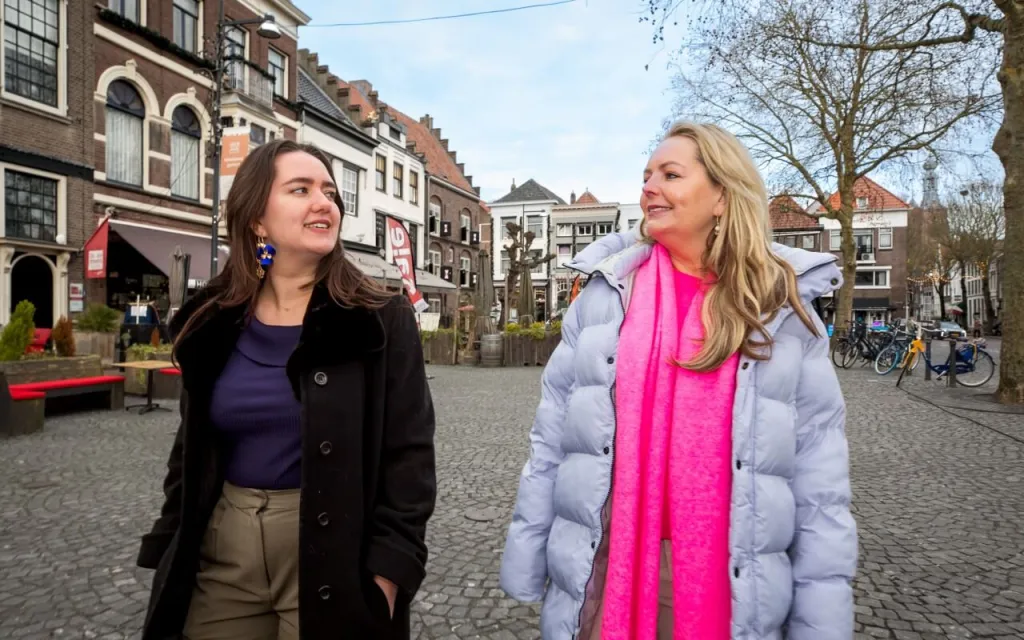 Foto van Mascha en Maxine wandelend langs terrassen in het stadshart van Breda