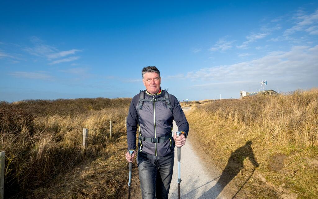 Foto van Rene wandelend op een duinpad