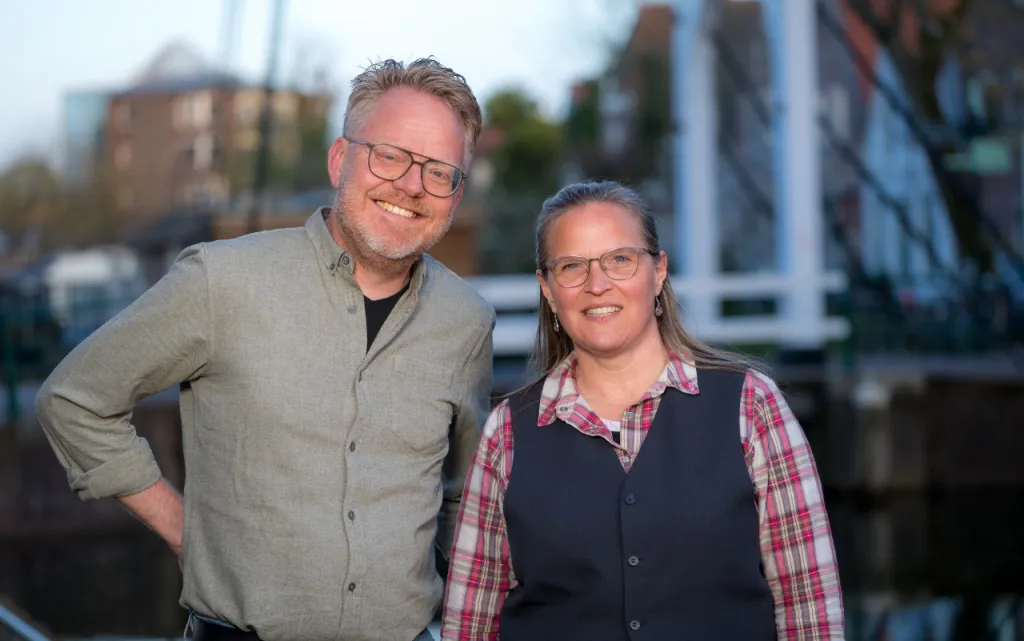 Foto van Anne en Irena buiten, met op de achtergrond een ophaalbrug. Anne is ontvanger en Irena is donor. 