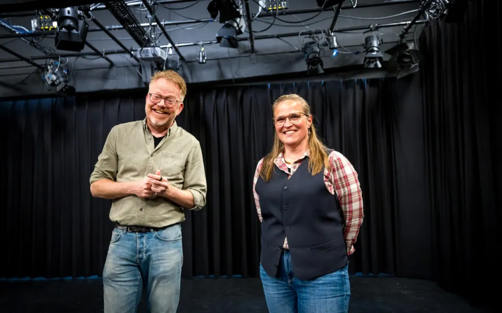 Foto van Anne en Irena op een podium in een theater. 
