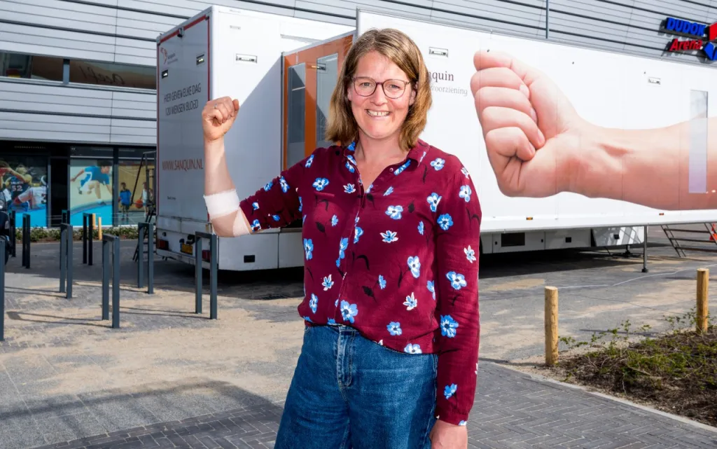 Foto van een miriam voor de mobiele afname met om haar arm een verband.