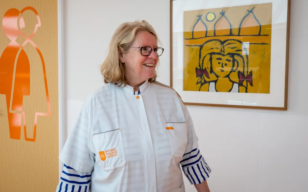 Portretfoto van kinderoncoloog Lieve Tytgat in en ziekenhuisgang