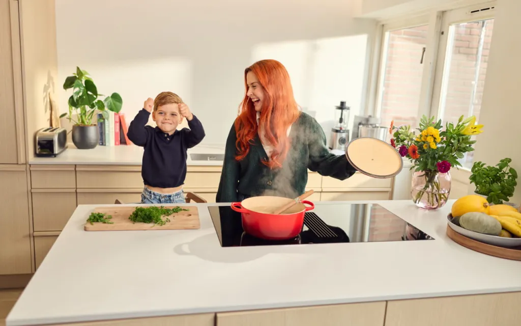 Foto van Annick en haar zoon in de keuken