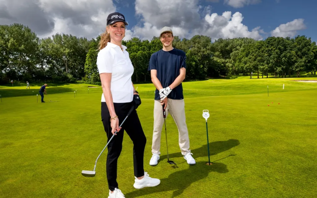 Leonie en haar zoon Jaden op de golfbaan