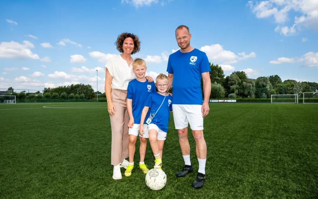 Gezin op het voetbalveld 