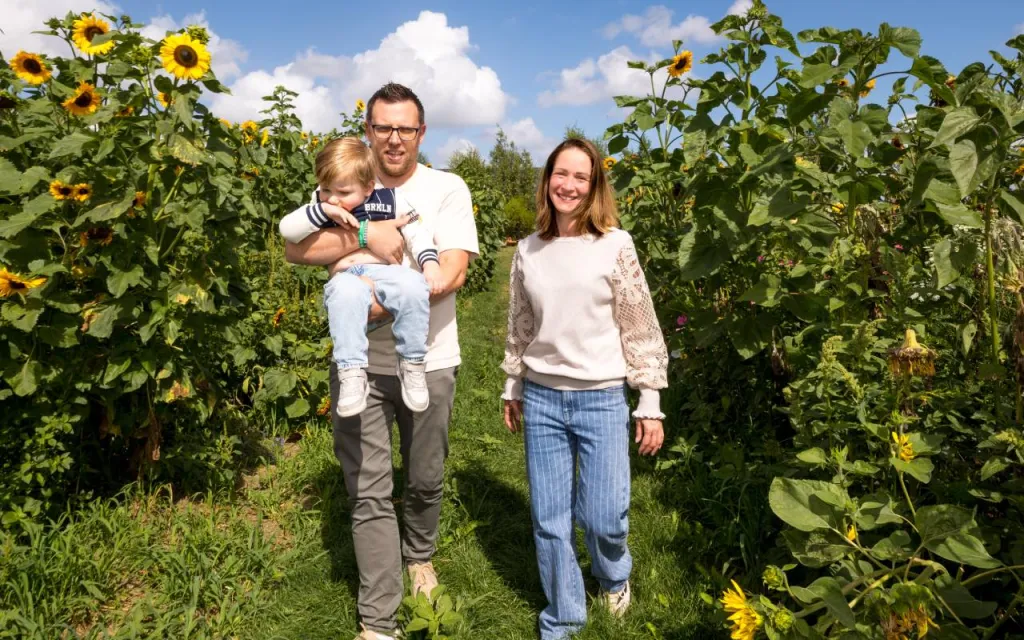 Twee ouders Veronique en Arjan met baby Levi in de armen
