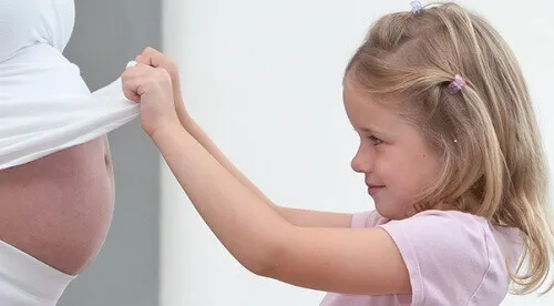 Zwangere vrouw met kind