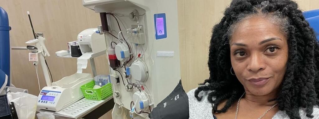 Foto van donor Clair die plasma geeft.