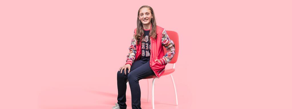 Foto van Amy, die immunoglobuline uit donorplasma krijgt. 