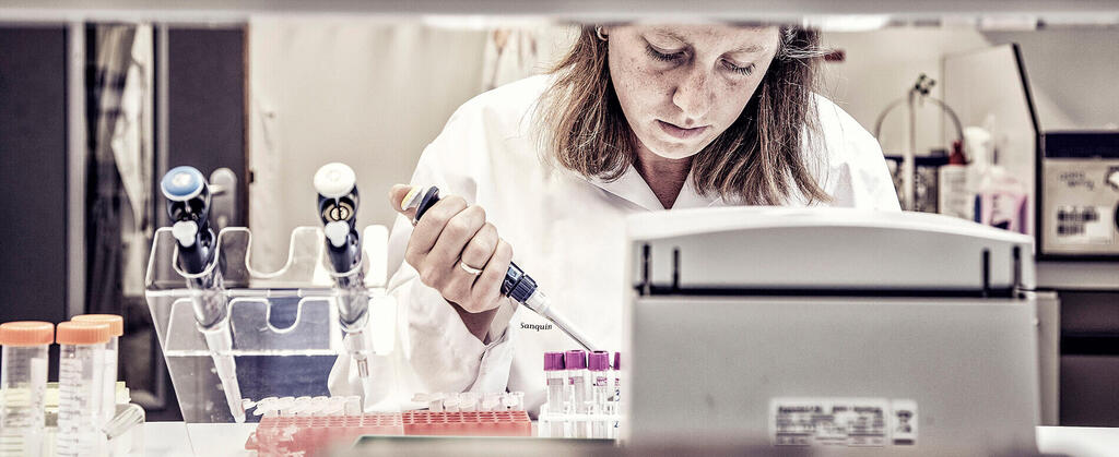 Vrouw met pipet