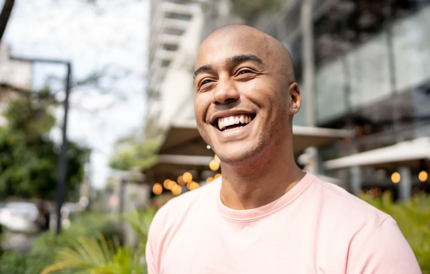 Man in t-shirt in zonnige tuin