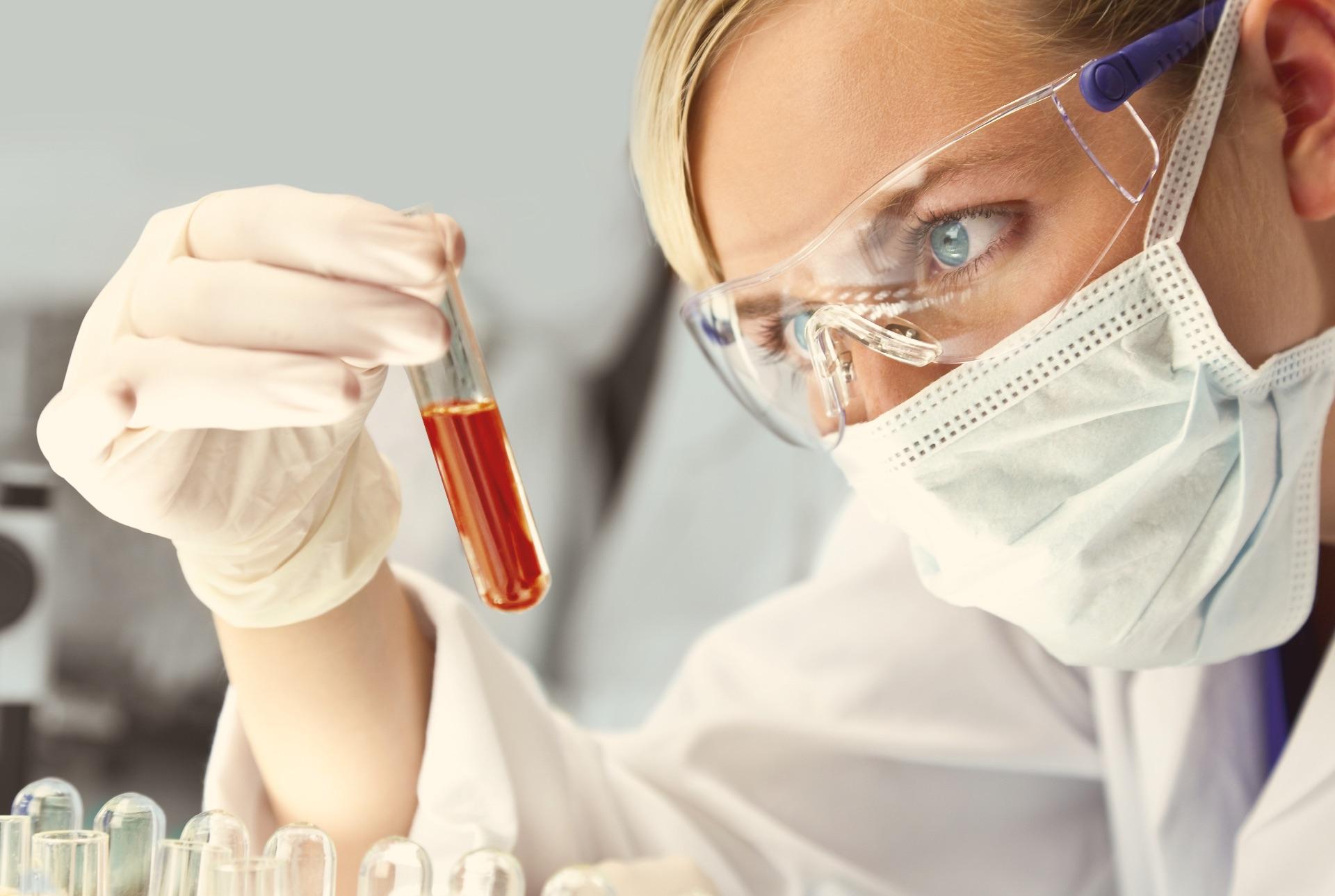 Sanquin medewerker bestudeert reageerbuis