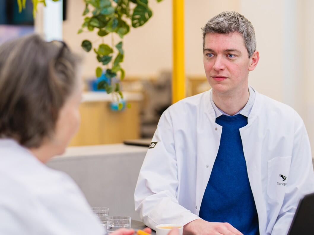 Donorartsen in gesprek in het donorcafé van een Sanquin locatie