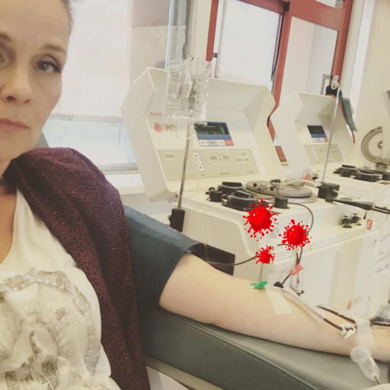 Kleurenfoto van presentator Marlayne tijdens het doneren