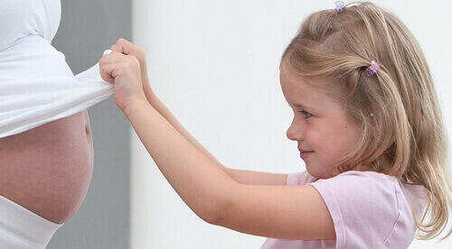 Zwangere vrouw met kind